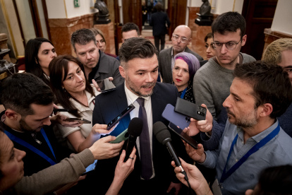 El portavoz de ERC en el Congreso, Gabriel Rufián, atiende a los medios a su salidad de una sesión plenaria, en el Congreso de los Diputados,