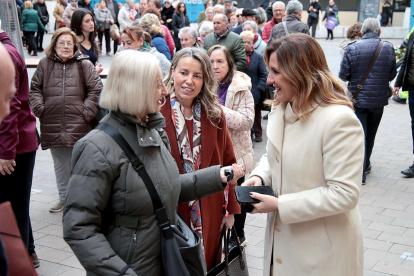 La alcaldesa María José Catalá conversa con vecinas, reflejo de su apuesta por la proximidad y la presencia en los barrios.