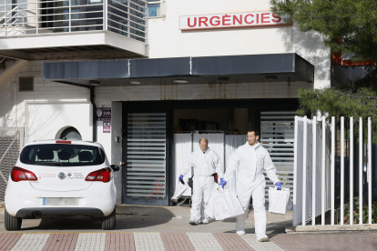 Agentes trabajan en el centro de salud de Benicàssim, a 16 de febrero de 2026, en Benicàssim