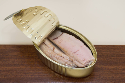 Ventresca de atún en aceite recién abierta: un corte considerado premium cuya diferencia de precio no siempre compensa frente a otras partes del pescado