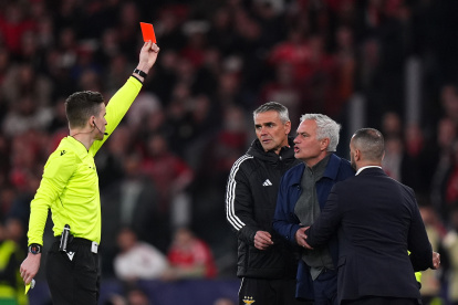 Mourinho acaba expulsado y no estará en el banquillo para la vuelta en Madrid