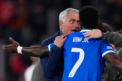 Mourinho junto a Vinicius Junior en momento del incidente