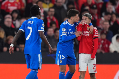 Gianluca Prestianni dirigiéndose a Vinicius