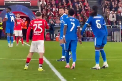 Momento en el que el jugador del Benfica se dirige a Vinicius