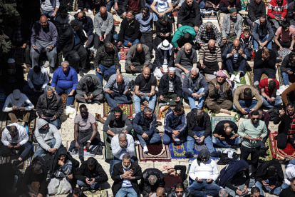 (Foto de ARCHIVO)
Un grupo de musulmanes rezando en una mezquita de Al Aqsa