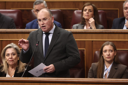 El secretario general del PP, Miguel Tellado, interviene durante una sesión de control al Gobierno.