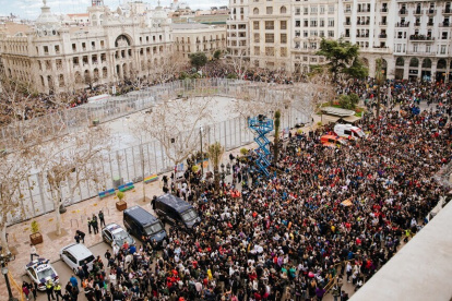 Mascletà en la plaza de l'Ajuntament