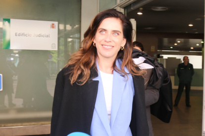 María León sale del Juzgado de lo Penal número 12 de Sevilla tras declarar ante el juez en marzo de 2025.
