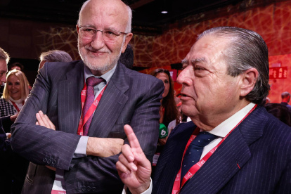 Juan Roig, presidente y CEO de Mercadona, junto a Vicente Boluda, presidente de la Asociación Valenciana de Empresarios (AVE), durante la Asamblea General AVE 2026 celebrada el 10 de febrero en Valencia.