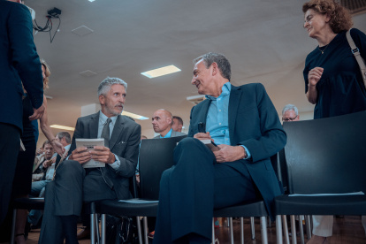 El ministro del Interior, Fernando Grande-Marlaska, y el expresidente del Gobierno José Luis Rodríguez Zapatero en la presentación del libro del exministro de Universidades Manuel Castells 'Testimonio: Viviendo historia', en el Círculo de Bellas Artes, a 8 de mayo de 2023, en Madrid (España). En este libro, Manuel Castells narra su experiencia sobre cómo vivió algunos de los acontecimientos históricos ocurridos en los siglos XX y XXI.

Gabriel Luengas / Europa Press
08/5/2023