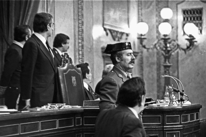 23 FEBRERO 1981 - MADRID, ESPAÑA: El teniente coronel de la Guardia Civil, Antonio Tejero, accede al Congreso de los Diputados durante la segunda votación de investidura de Leopoldo Calvo Sotelo como presidente del Gobierno.