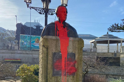 Busto de Manuel Fraga vandalizado en Vilalba (Lugo), a 22 de febrero de 2026.

REMITIDA / HANDOUT por PP DE VILALBA
Fotografía remitida a medios de comunicación exclusivamente para ilustrar la noticia a la que hace referencia la imagen, y citando la procedencia de la imagen en la firma
22/2/2026