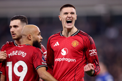 LIVERPOOL, ENGLAND - FEBRUARY 23: Benjamin Sesko of Manchester United celebrates scoring his team's first goal during the Premier League match between Everton and Manchester United at the Hill Dickinson Stadium on February 23, 2026 in Liverpool, England. (Photo by Carl Recine/Getty Images)