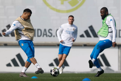 El Real Madrid se entrena antes de recibir al Benfica