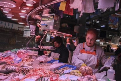 Marisco y pescado recién llegados a la lonja se exhiben en uno de los mostradores tradicionales de La Boquería.