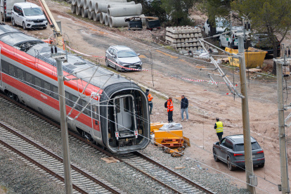 Tareas de retirada de los vagones en el punto de las vías donde tuvo lugar el accidente de trenes de Adamuz.