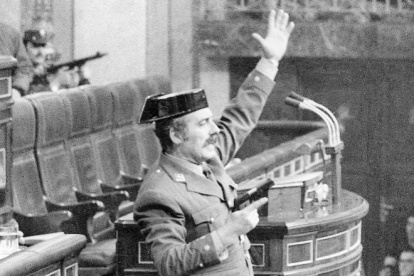 Antonio Tejero levanta la mano al grito de "¡Quieto todo el mundo!" mientras empuña una pistola.