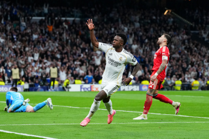 MADRID, SPAIN - FEBRUARY 25: Vinicius Junior of Real Madrid celebrates scoring his team's second goal during the UEFA Champions League 2025/26 League Knockout Play-off Second Leg match between Real Madrid C.F. and SL Benfica at Estadio Santiago Bernabeu on February 25, 2026 in Madrid, Spain. (Photo by Angel Martinez/Getty Images)