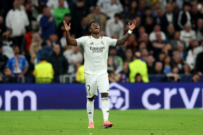 Vinicius Jr celebra el gol que cierra el pase del Real Madrid (Photo by Clive Brunskill/Getty Images)