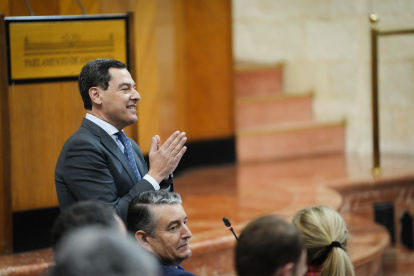El presidente de la Junta de Andalucía, Juanma Moreno interviene durante el pleno de este jueves.