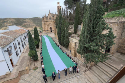 Imagen de archivo del despliegue de la bandera de Andalucía en Antequera, Málaga..