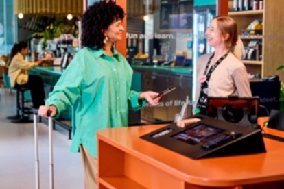Una mujer haciendo el check in en un hotel sola. 
REMITIDA / HANDOUT por THE SOCIAL HUB
27/2/2026
