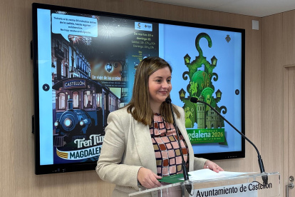 La concejala de Turismo, Arantxa Miralles, presenta el tren turístico de la Magdalena