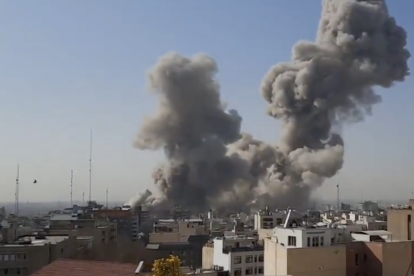 Imagen tomada de un vídeo en el momento del ataque de Estados Unidos e Israel en Teherán