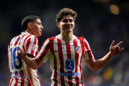 OVIEDO, SPAIN - FEBRUARY 28: Julian Alvarez of Atletico de Madrid celebrates scoring their first goal during the LaLiga EA Sports match between Real Oviedo and Atletico de Madrid at Carlos Tartiere on February 28, 2026 in Oviedo, Spain. (Photo by Juan Manuel Serrano Arce/Getty Images)