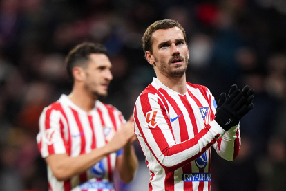 MADRID, SPAIN - FEBRUARY 08: Antoine Griezmann of Atletico de Madrid applauds the fans after the team's defeat in the LaLiga EA Sports match between Atletico de Madrid and Real Betis Balompie at Riyadh Air Metropolitano on February 08, 2026 in Madrid, Spain. (Photo by Angel Martinez/Getty Images)