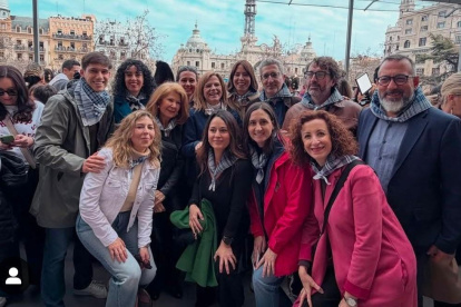Comitiva del PSPV en el balcón del Ayuntamiento de Valencia sin Bielsa