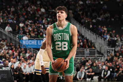 Hugo González firma una noche histórica de 18 puntos y 16 rebotes ante los Bucks, emulando registros del mítico Larry Bird