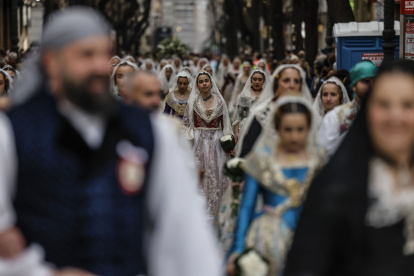 Falleras durante la ofrenda floral a la Virgen de los Desamparados