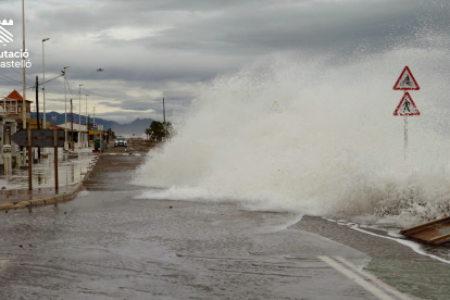 La borrasca Harry provoca acumulación de nieve entre Torremiró y Fredes y un temporal marítimo en el litoral