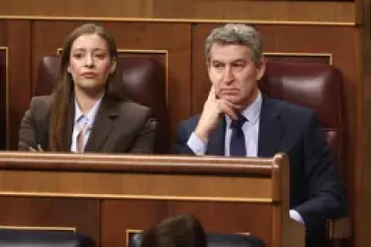 La portavoz del PP en el Congreso, Ester Muñoz, y el presidente del PP, Alberto Núñez Feijóo, durante una sesión de control al Gobierno, en el Congreso de los Diputados