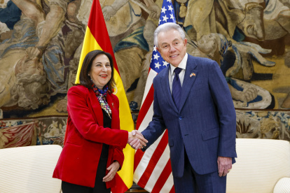La ministra de Defensa, Margarita Robles, mantiene una reunión con el embajador de los Estados Unidos de América, Benjamín León Jr., en la sede del Ministerio.

REMITIDA / HANDOUT por RUBÉN SOMONTE/MDE
Fotografía remitida a medios de comunicación exclusivamente para ilustrar la noticia a la que hace referencia la imagen, y citando la procedencia de la imagen en la firma
04/3/2026