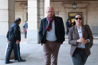 El ex director general de Trabajo y Seguridad Social de la Junta de Andalucía Daniel Alberto Rivera, con su abogada a su llegada a la Audiencia provincial.