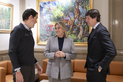 Marta Barrachina, presidenta de la Diputación de Castellón,  se ha reunido este jueves con el presidente de la Asociación Nacional de Fabricantes de Fritas, Esmaltes y Colores Cerámicos (ANFFECC), Fernando Fabra, y el secretario general de la entidad, Manuel Breva
