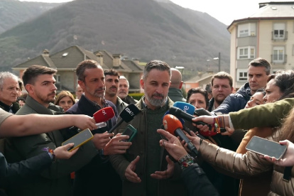 El presidente de Vox, Santiago Abascal, durante su visita a Villablino (León)