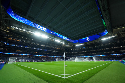 MADRID, SPAIN - FEBRUARY 25: General view inside the stadium prior to the UEFA Champions League 2025/26 League Knockout Play-off Second Leg match between Real Madrid C.F. and SL Benfica at Estadio Santiago Bernabeu on February 25, 2026 in Madrid, Spain. (Photo by Angel Martinez/Getty Images)