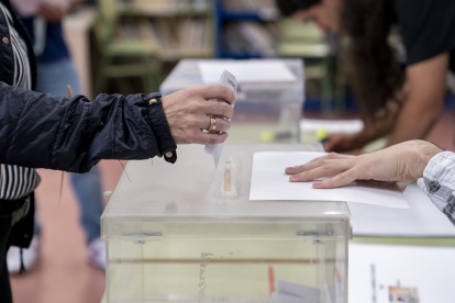 Una persona mete su voto en la urna (foto de archivo)