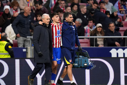 MADRID, SPAIN - MARCH 07: Rodrigo Mendoza of Atletico de Madrid is assisted off the pitch during the LaLiga EA Sports match between Atletico de Madrid and Real Sociedad at Riyadh Air Metropolitano on March 07, 2026 in Madrid, Spain. (Photo by Angel Martinez/Getty Images)