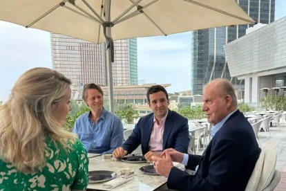 El Rey Juan Carlos junto a su nieto Froilán y unos amigos en una foto compartida este fin de semana.