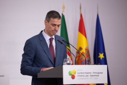 (Foto de ARCHIVO)
Comparecencia ante los medios del presidente del Gobierno, Pedro Sánchez, tras presidir junto a su homólogo portugués, Luis Montenegro, la ceremonia de firma de acuerdos de la XXXVI Cumbre hispano-portuguesa, en el Aula Magna de la Universidad Internacional de Andalucía. A 6 de marzo de 2026 en Palos de la Frontera, Huelva (Andalucía, España). Este encuentro bilateral entre los gobiernos de España y Portugal persigue impulsar la cooperación entre ambos países en asuntos estratégicos comunes como las infraestructuras, gestión del agua, energía renovables o la digitalización, alimentando un clima de entendimiento mutuo.

Clara Carrasco / Europa Press
06/3/2026
