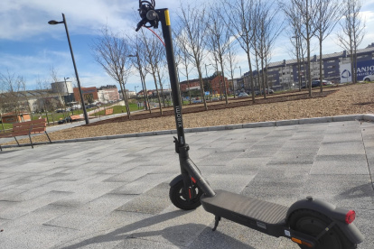 Patinete eléctrico en su momento más tranquilo que es aparcado. 
EUROPA PRESS
06/3/2025