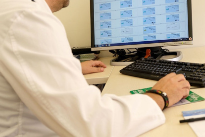 Médico de atención primaria en consulta.