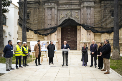 El presidente del Parlamento, Jesús Aguirre, en el arranque de las obras.