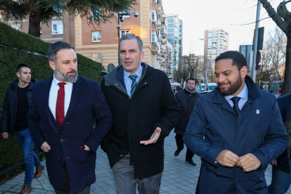 El presidente de VOX, Santiago Abascal,Javier Ortega Smith, y el secretario general del partido, Ignacio Garriga