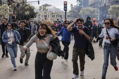 (Foto de ARCHIVO) Varias personas corren hacia el pirotécnico tras la mascletà. Rober Solsona / Europa Press