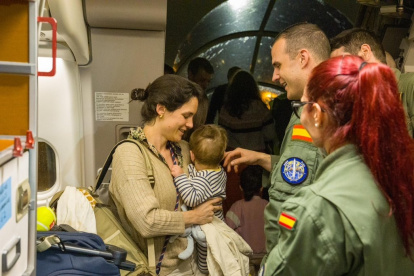 Una mujer y su bebé a la llegada a Madrid de los pasajeros evacuados desde Omán.

REMITIDA / HANDOUT por MINISTERIO DE DEFENSA
Fotografía remitida a medios de comunicación exclusivamente para ilustrar la noticia a la que hace referencia la imagen, y citando la procedencia de la imagen en la firma
10/3/2026